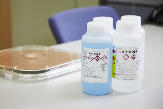 생기원이 세계 최고 수준의 도금막 평탄도로 구현한 '반도체용 구리 도금액' . 생기원 제공